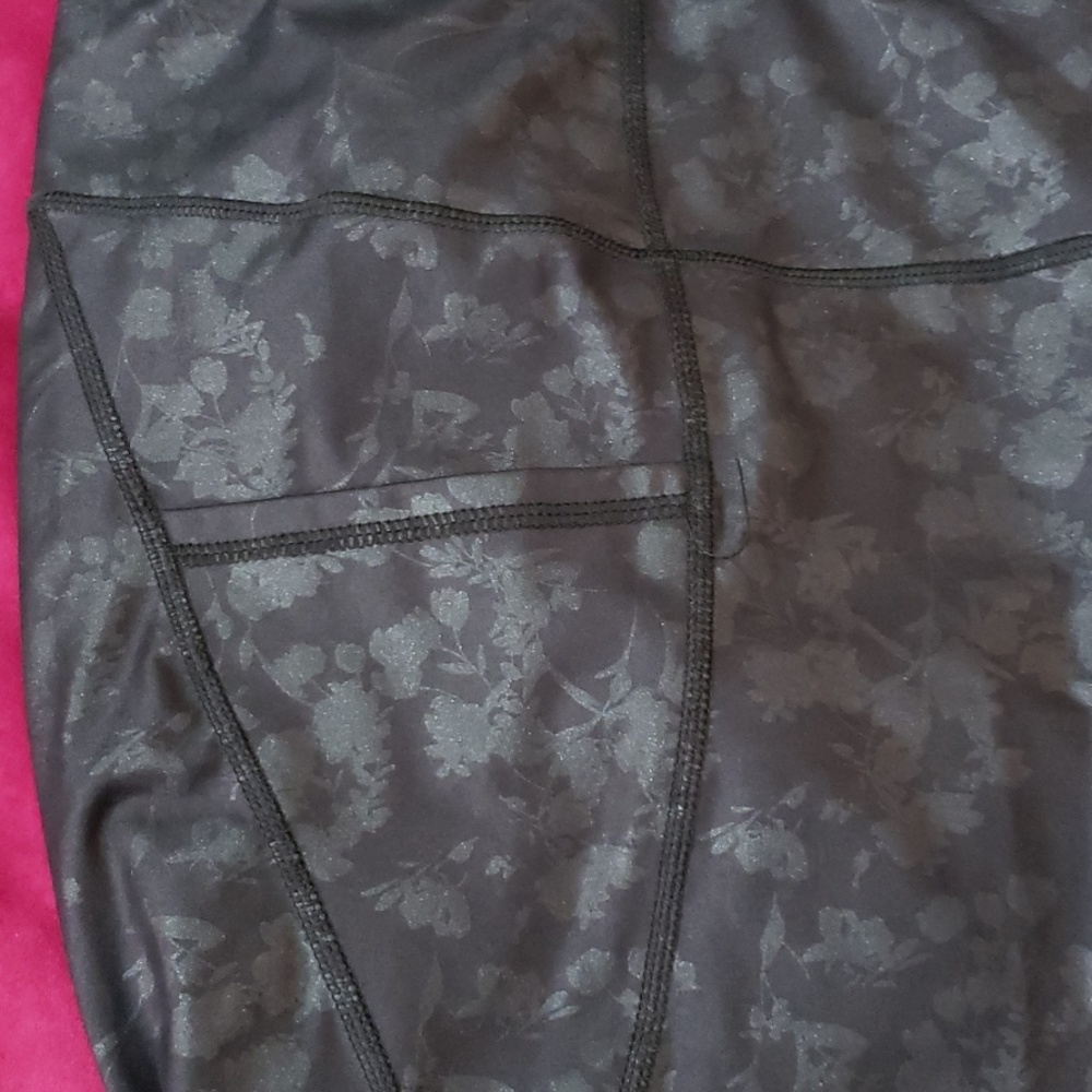 Yogalicious Double Pocket Embossed Leggings